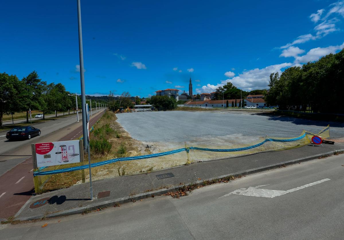 Parcela junto al Intra que se usará como aparcamiento este verano en el entorno de la Pecuaria.