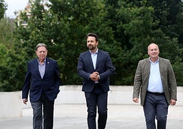Alfredo Canteli, Álvaro Queipo y Miguel Tellado, a su llegada al Palacio de Congresos de Oviedo, donde se celebró la Junta Directiva autonómica del PP.