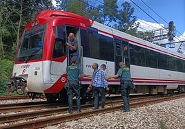 Agentes de la Guardia Civil evacúan a los pasajeros del tren en Siero.