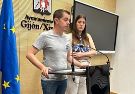 Javier Suárez Llana (IU) y Olaya Suárez (Podemos) en rueda de prensa.