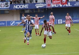 Diego Sánchez, que partió de inicio en el lateral izquierdo, protege un balón en el partido contra el Real Avilés.