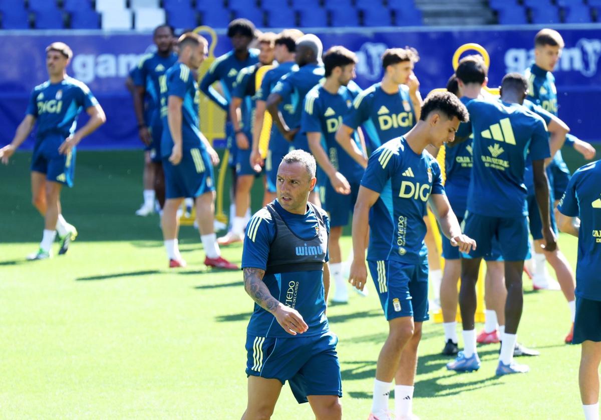 La plantilla azul se ejercitó este miércoles sobre el césped del Carlos Tartiere.