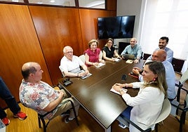 Vecinos de El Fumeru y de La Serena reunidos con Rodrigo Pintueles.