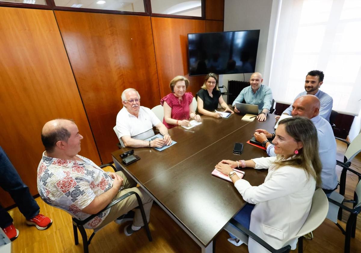 Vecinos de El Fumeru y de La Serena reunidos con Rodrigo Pintueles.
