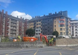 Trabajos de retirada de balasto en el entorno del paso a nivel de Langreo Centro.