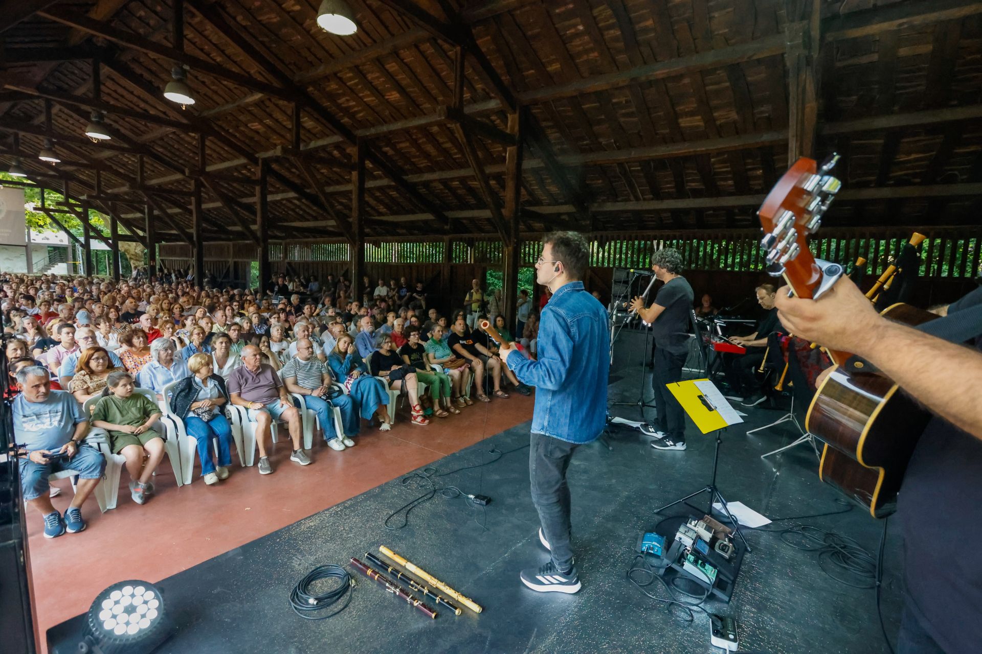 Numeroso público asistió al concierto de Tejedor en el Muséu del Pueblu d'Asturies.