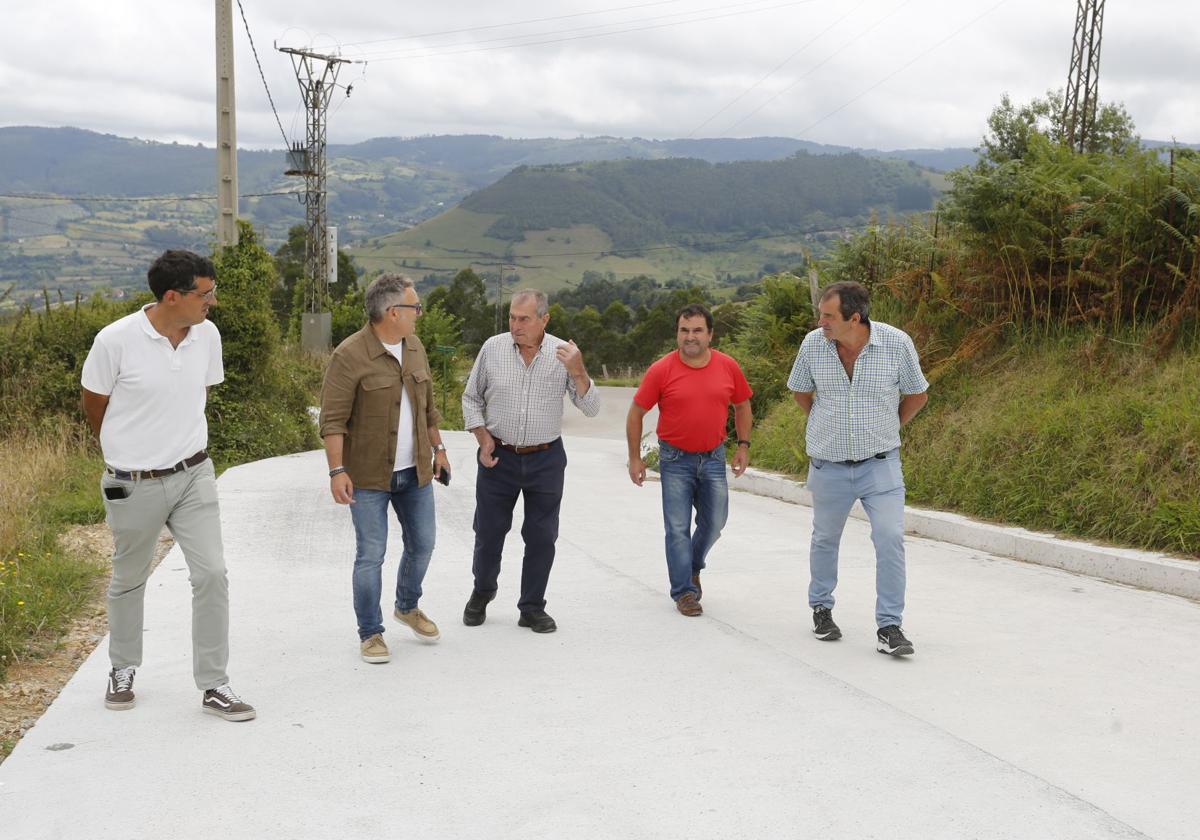 ilberto Villoria y José Antonio Piñera, en el centro, visitan el Camín de la Cruz tras la finalización de las obras.