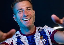 Berto Cayarga, con la nueva camiseta del Real Avilés.