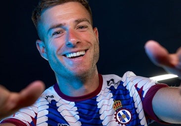 El Real Avilés muestra su nueva piel blanquiazul