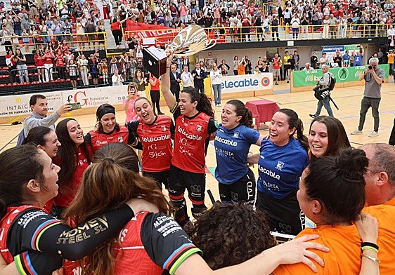 La plantilla del Telecable celebra el título liguero con su afición al fondo.