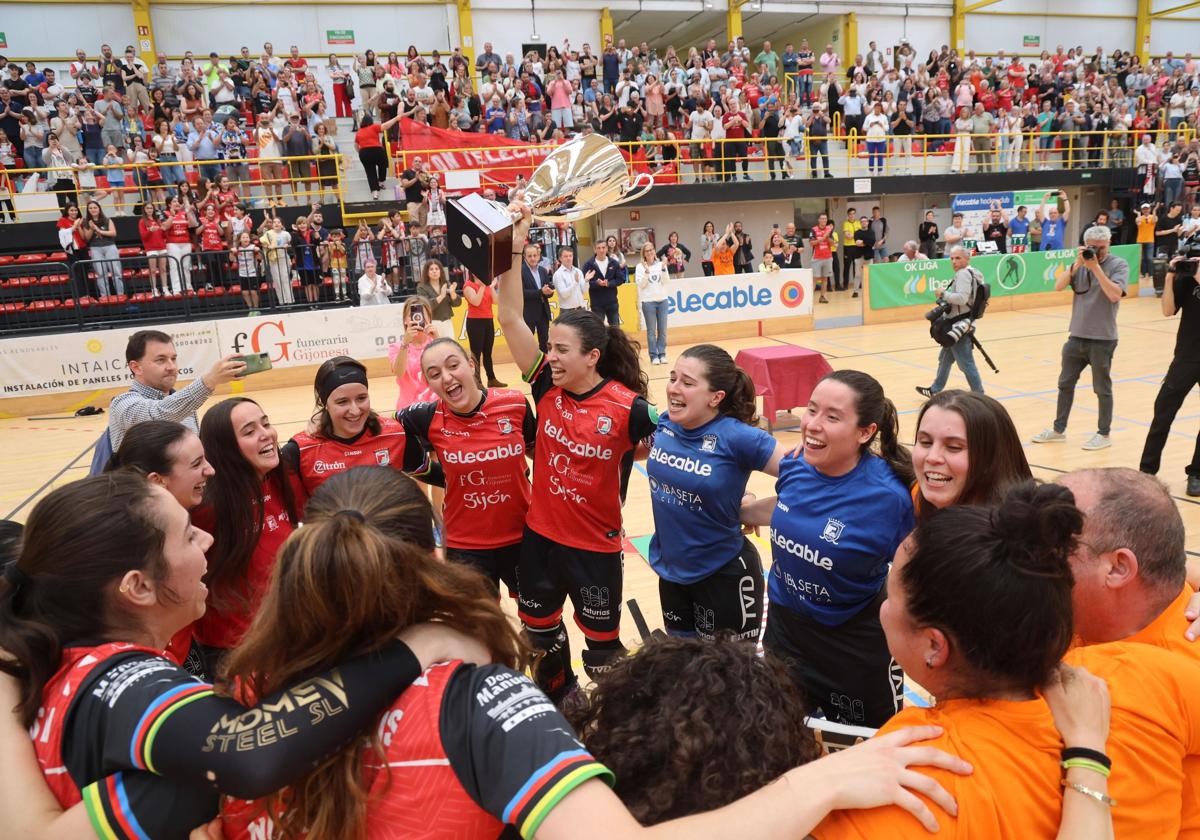 La plantilla del Telecable celebra el título liguero con su afición al fondo.