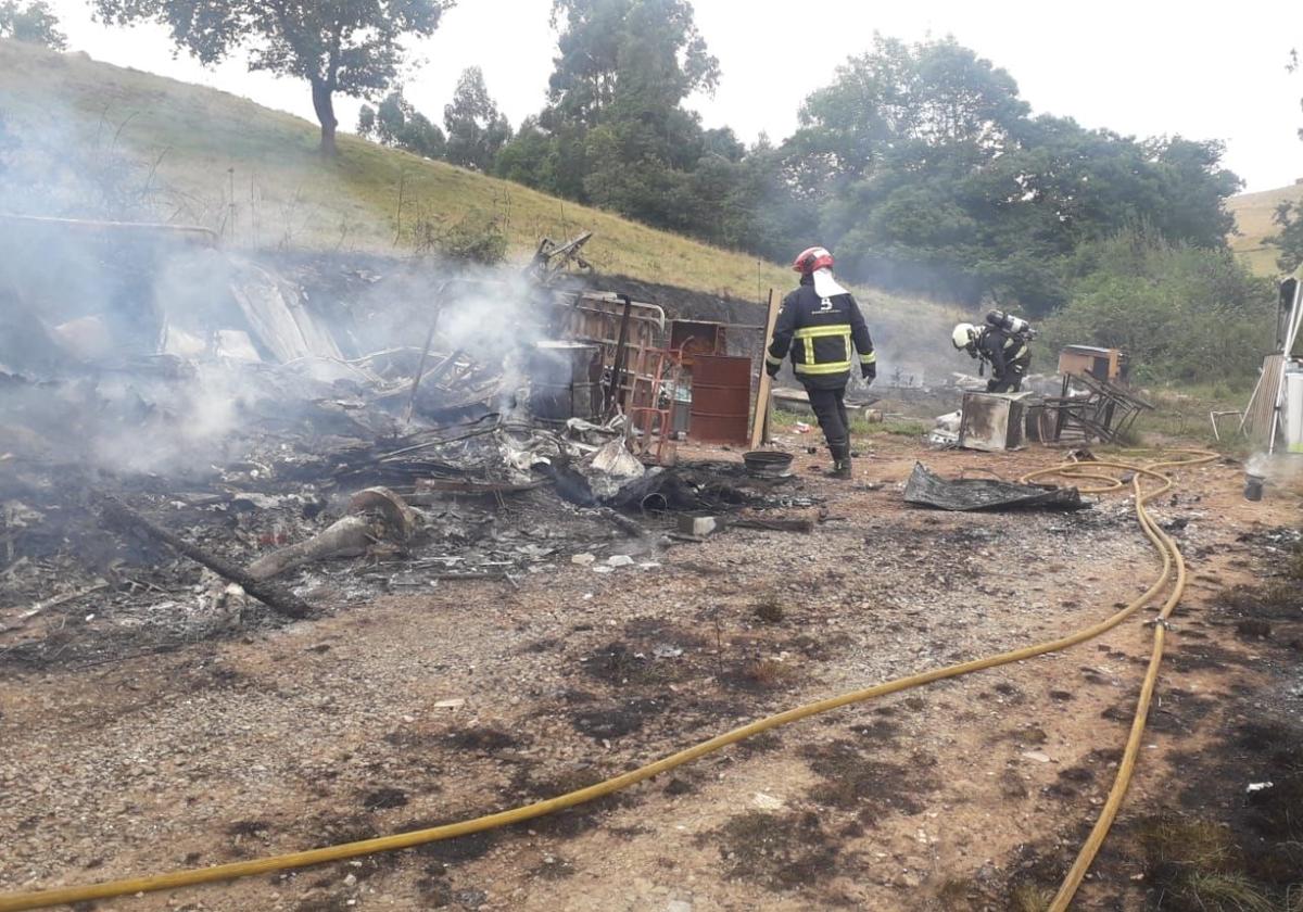 Los bomberos actúan sobre la zona en la que se produjo la deflagración y posterior incendio.