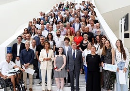 Foto de familia de los deportistas y directivos con el alcalde, en la escalera interior del Calatrava.