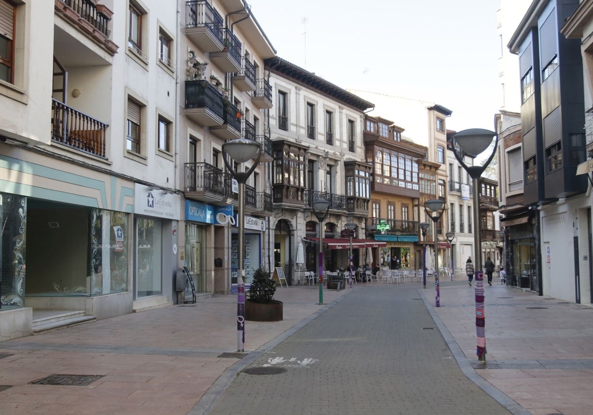 Una de las calles del centro urbano de Grado.