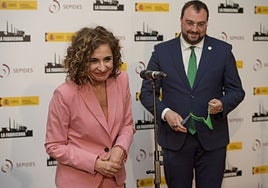 La ministra de Hacienda y Función Pública, María Jesús Montero, con el presidente de Asturias, Adrián Barbón, en 2022.