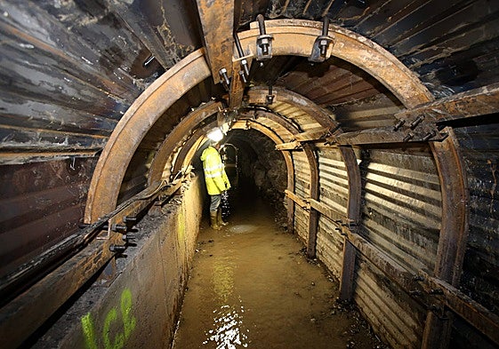 Uno de los túneles del canal del Aramo.