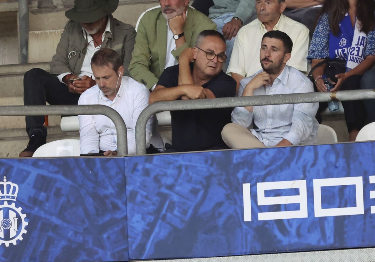 Diego Baeza, ayer en el palco del Suárez Puerta junto a dos representantes del fondo de inversión que respalda al Real Avilés.