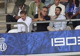 Diego Baeza, ayer en el palco del Suárez Puerta junto a dos representantes del fondo de inversión que respalda al Real Avilés.