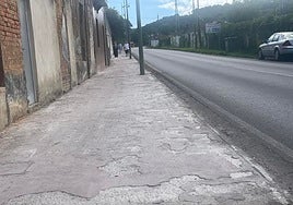 Estado actual de la acera que comunica los barrios de Vega y Pando con el distrito de La Felguera
