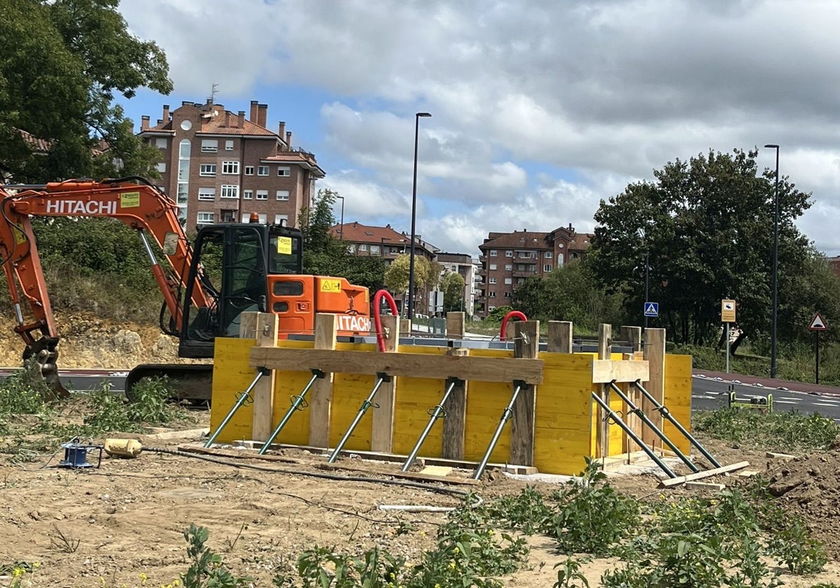 Obras para la construcción de la peana para la figura.