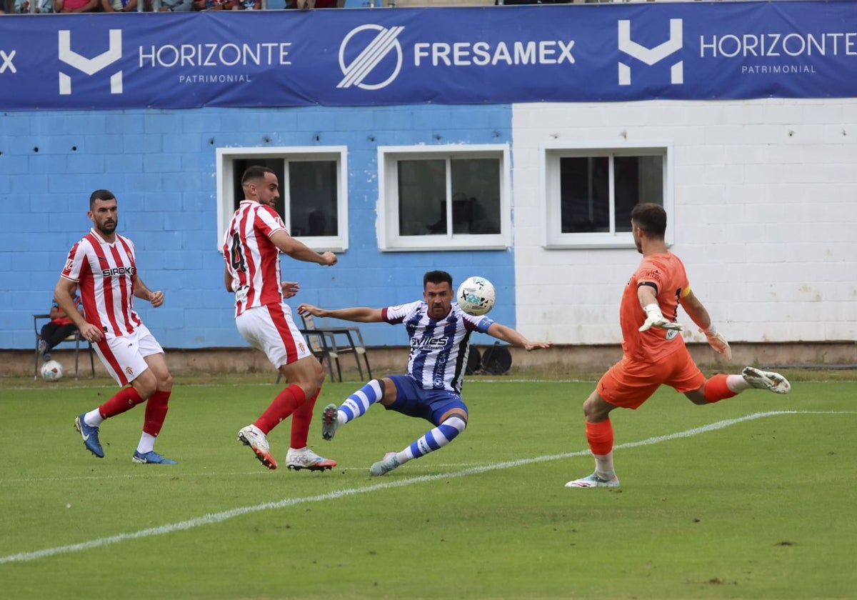 Natalio intenta un remate ante la salida de Yáñez.