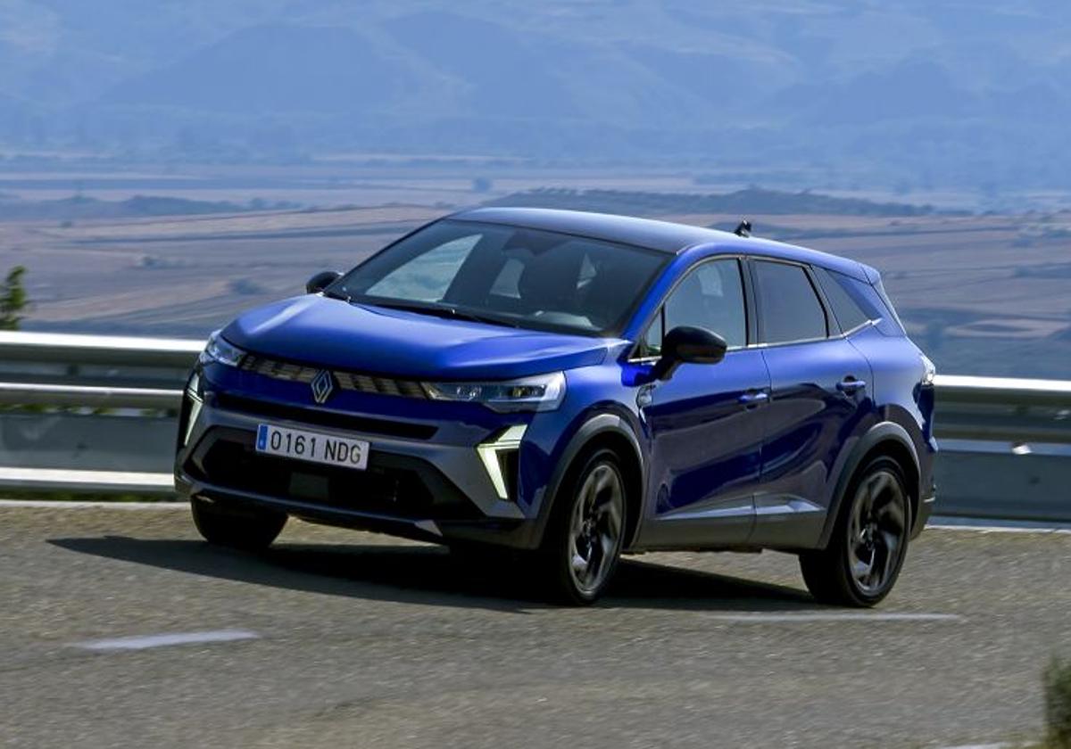El Renault Symbioz full hybrid E-Tech de 160 CV. Recarga la batería en las frenadas y desaceleraciones y consigue un consumo mixto de sólo 4,3 litros cada 100 kilómetros.