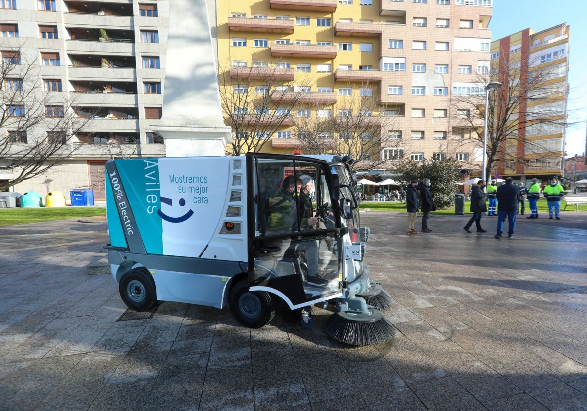 Una de las barredoras que realizan la limpieza viaria en Avilés.