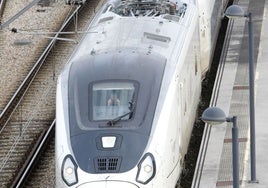 Un maquinista en la cabina de un S-106 AVE, en la estación de Gijón.
