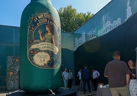 De 'restallu'. Una gigantesca botella de sidra da la bienvenida al pabellón municipal de Gijón.