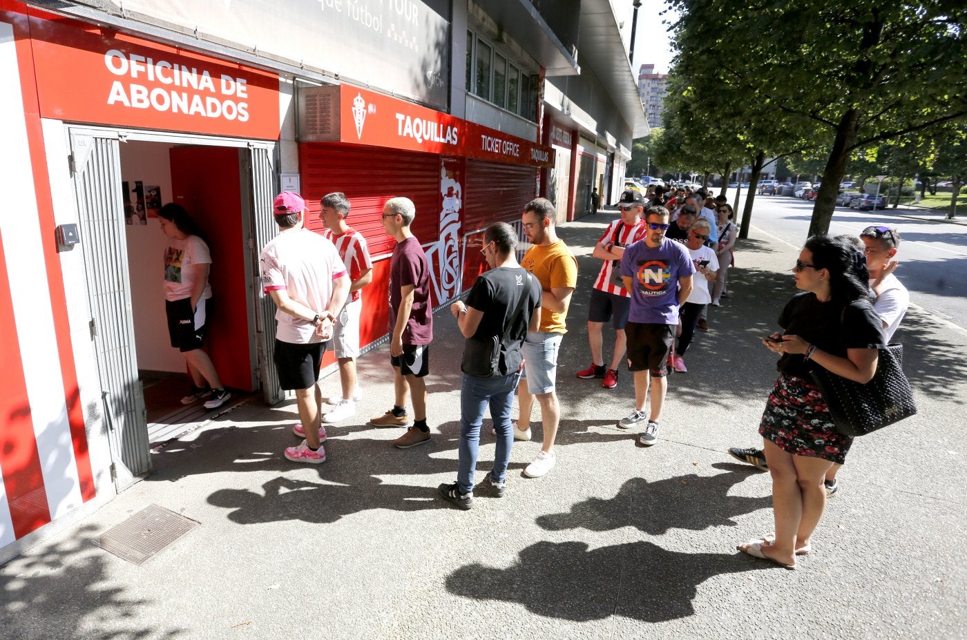 Colas de aficionados en El Molinón para renovar el abono de cara a la próxima temporada.