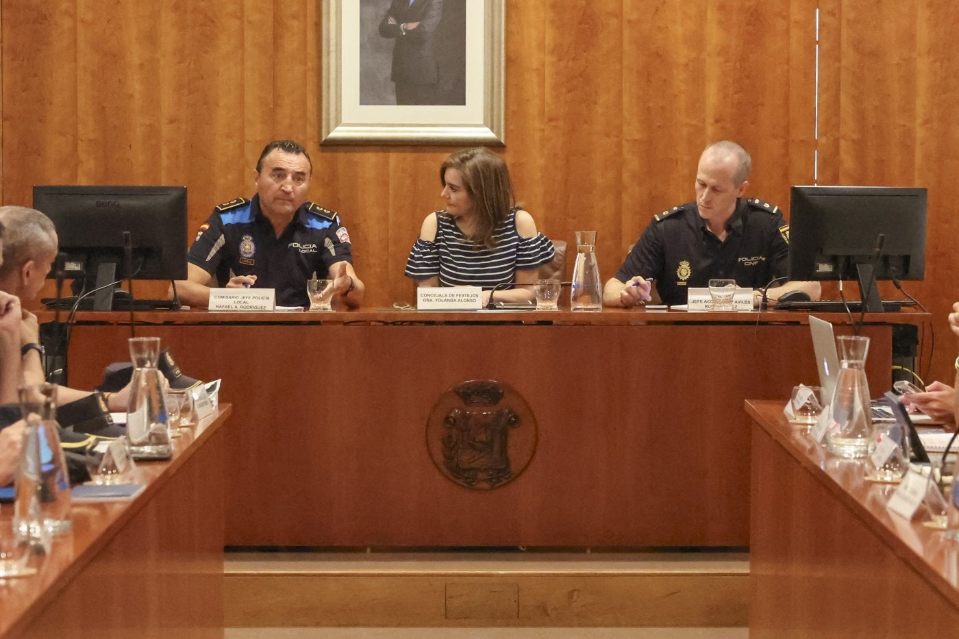 El jefe de la Policía Local, Rafael Rodríguez, la concejala Yolanda Alonso y el inspector Rubén Gómez presidieron la reunión.