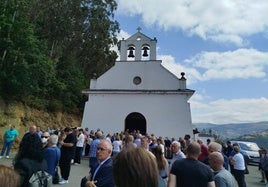 Decenas de personas esperan la llegada de las cenizas de Xuan Bello a la entrada del templo parroquial de San Frichoso, que se quedó pequeño.