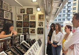 Carla Álvarez, Ángela Pumariega, Arantxa González y Luis Sánchez, con la artesana Silvia Noger