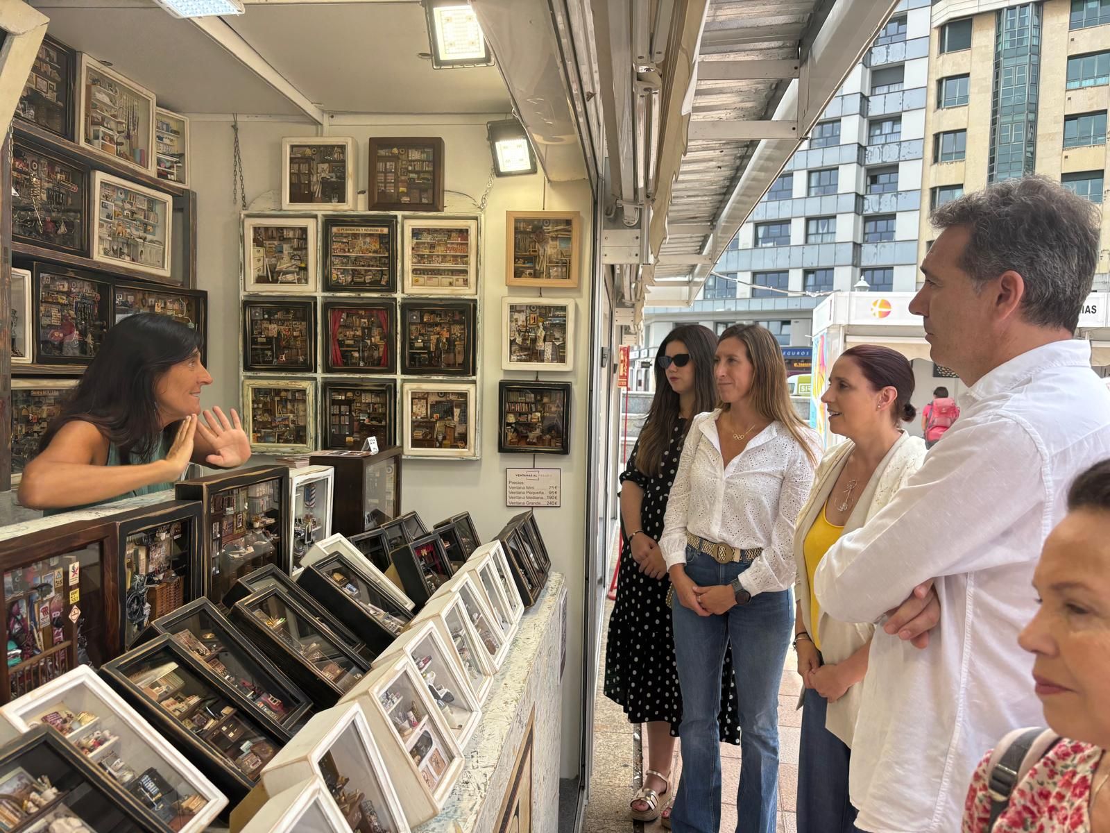 Carla Álvarez, Ángela Pumariega, Arantxa González y Luis Sánchez, con la artesana Silvia Noger