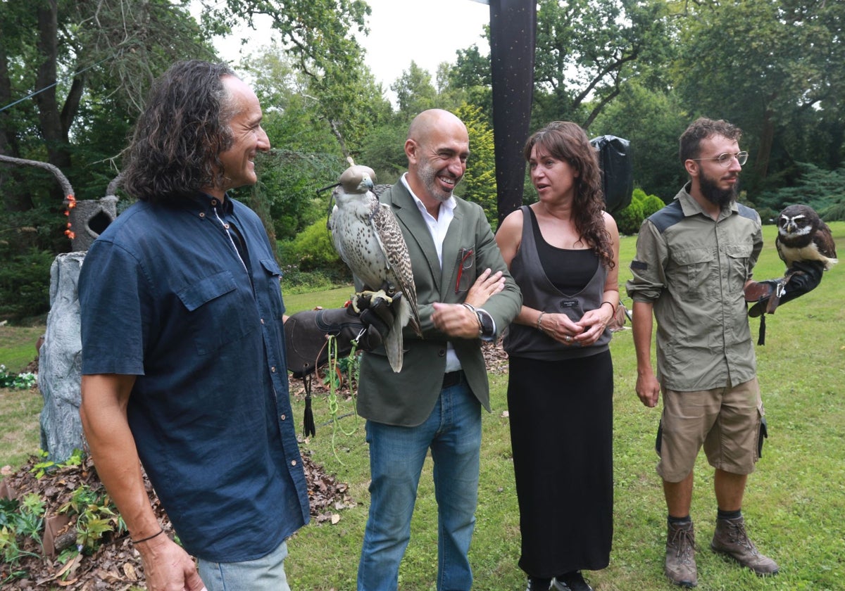El presidente de Divertia, Oliver Suárez, presentó la nueva edición de Nocturnia junto a Helena González de Anta y el Grupo Aviar.