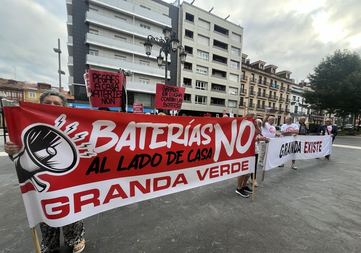 Vecinos de Granda protestan, durante el Pleno de Siero, contra el parque de baterías previsto.