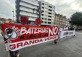 Vecinos de Granda protestan, durante el Pleno de Siero, contra el parque de baterías previsto.