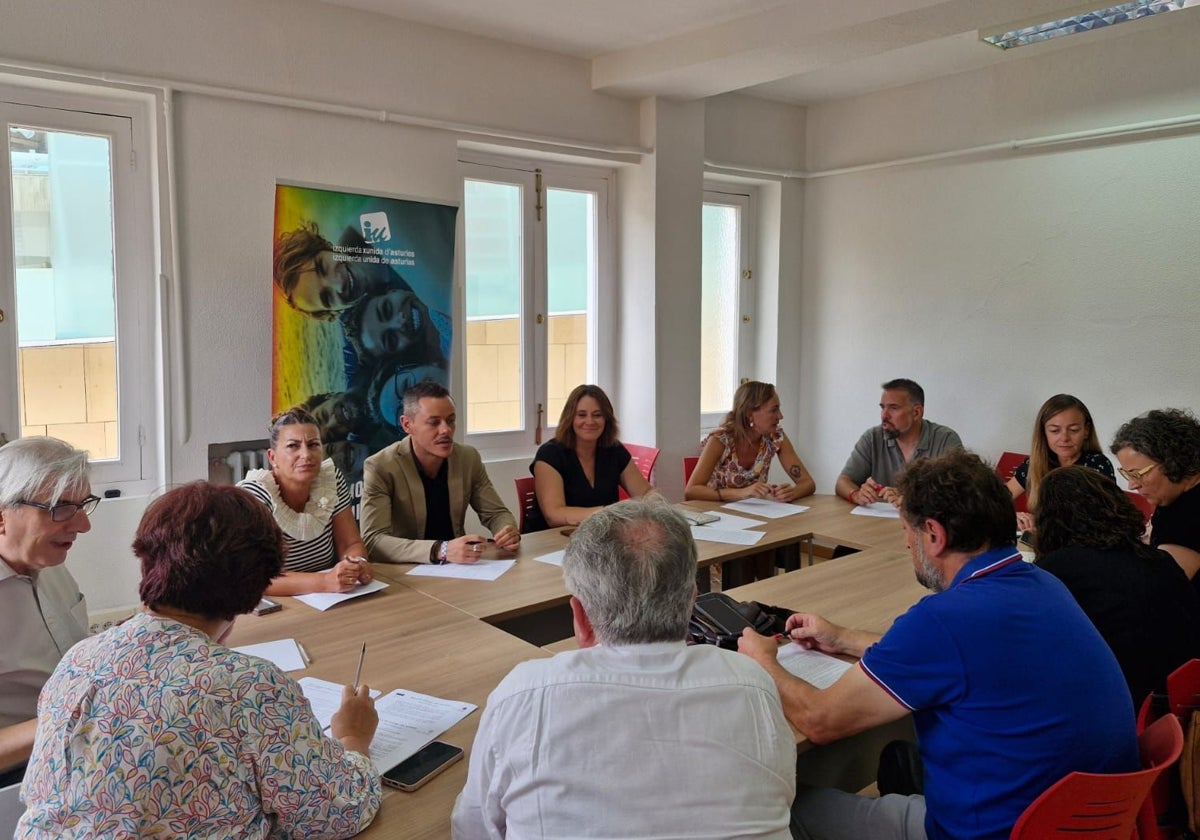 Reunión, en Oviedo, de representantes de IU, CC OO y de la Unión de Comerciantes de Asturias.