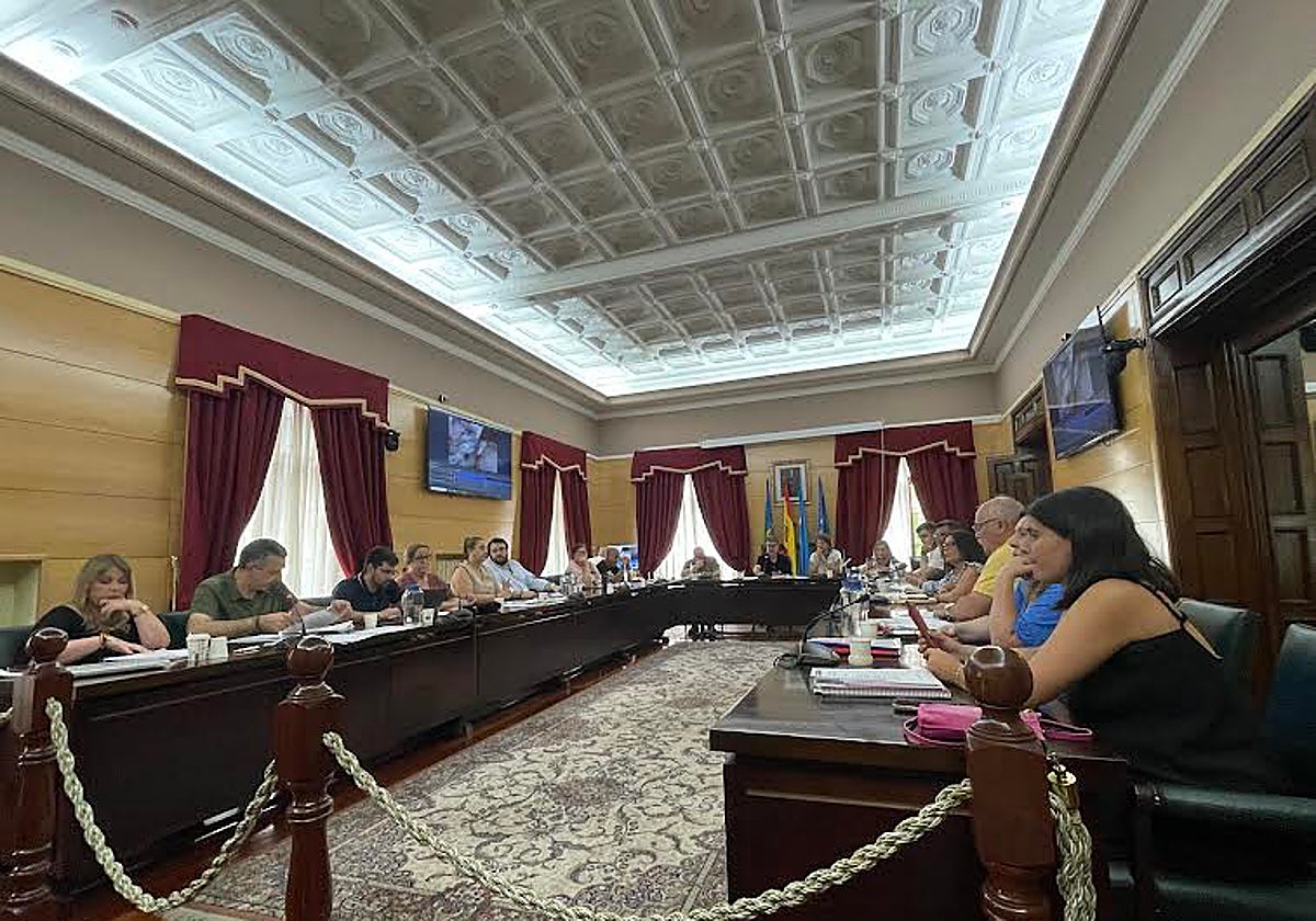 Un momento de la sesión plenaria langreana donde se aprobó el remanente