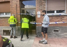 Técnicos municipales y Samuel Piedra accediendo al portal donde se produjo el hundimiento.