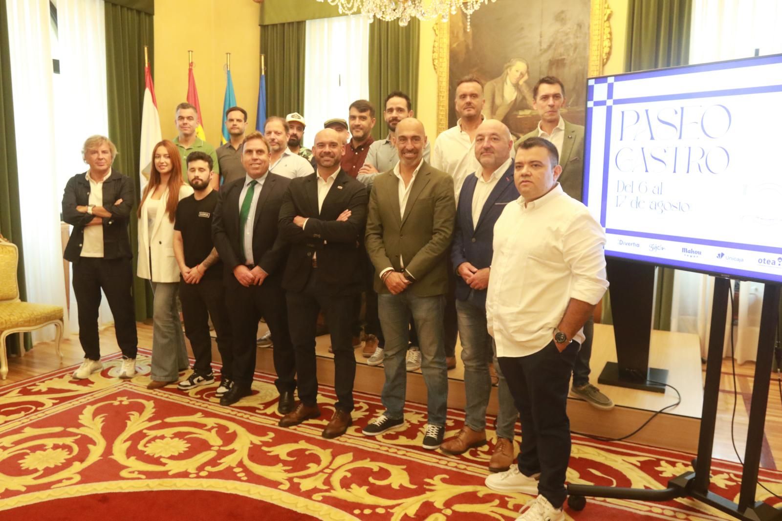 Autoridades, organizadores, colaboradores y hosteleros durante la presentación de la inauguración del Paseo Gastro en el Ayuntamiento