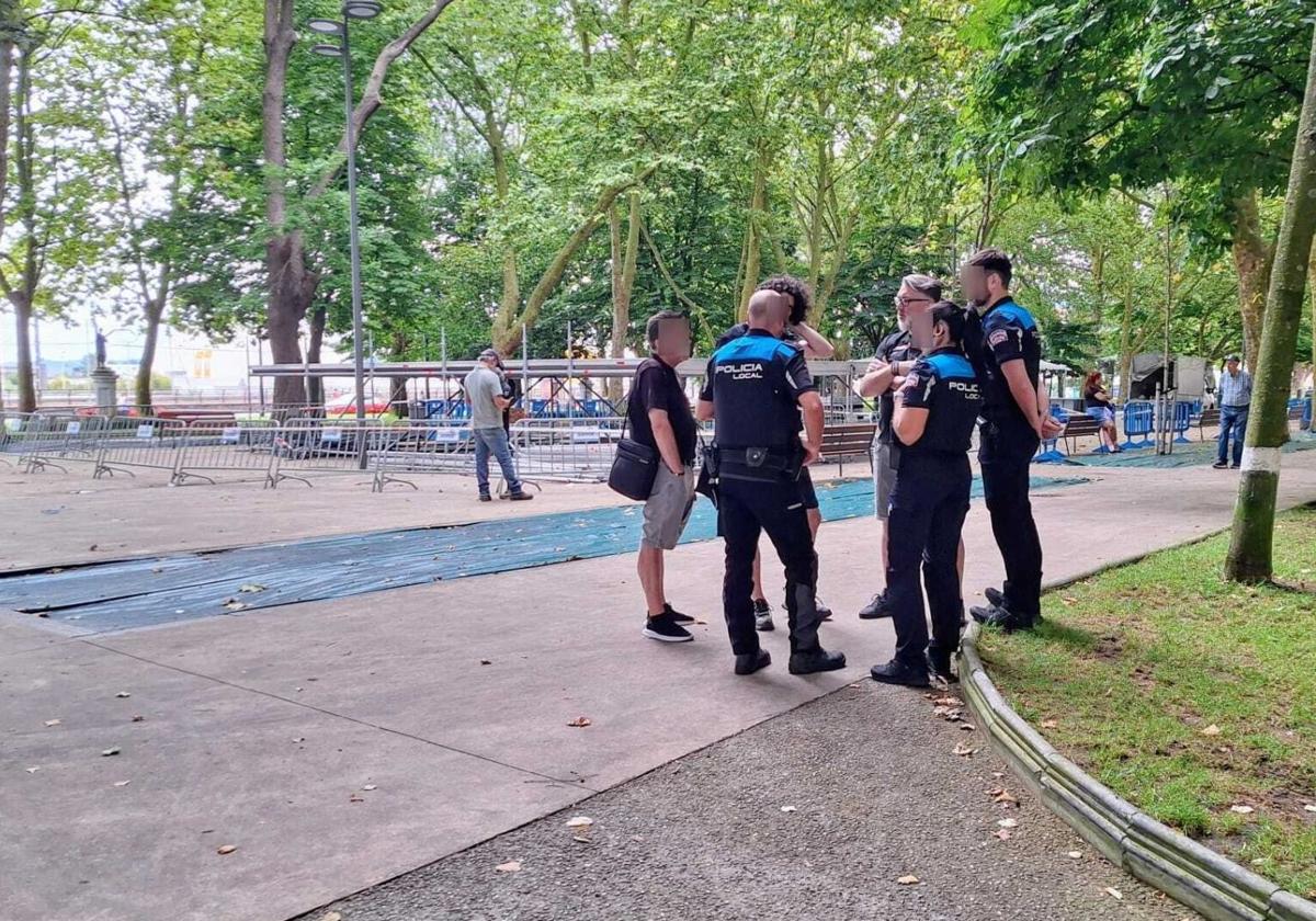 Agentes de la Policía Local comunican a los organizadores de La Grapa los problemas técnicos.