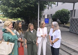 La presidenta de la Junta Local del PP, Estefanía Rodríguez; la concejala Ceila Fernández; la portavoz municipal, Esther Llamazares, y la diputada Pilar Fernández Pardo, en el centro de salud del Quirinal.