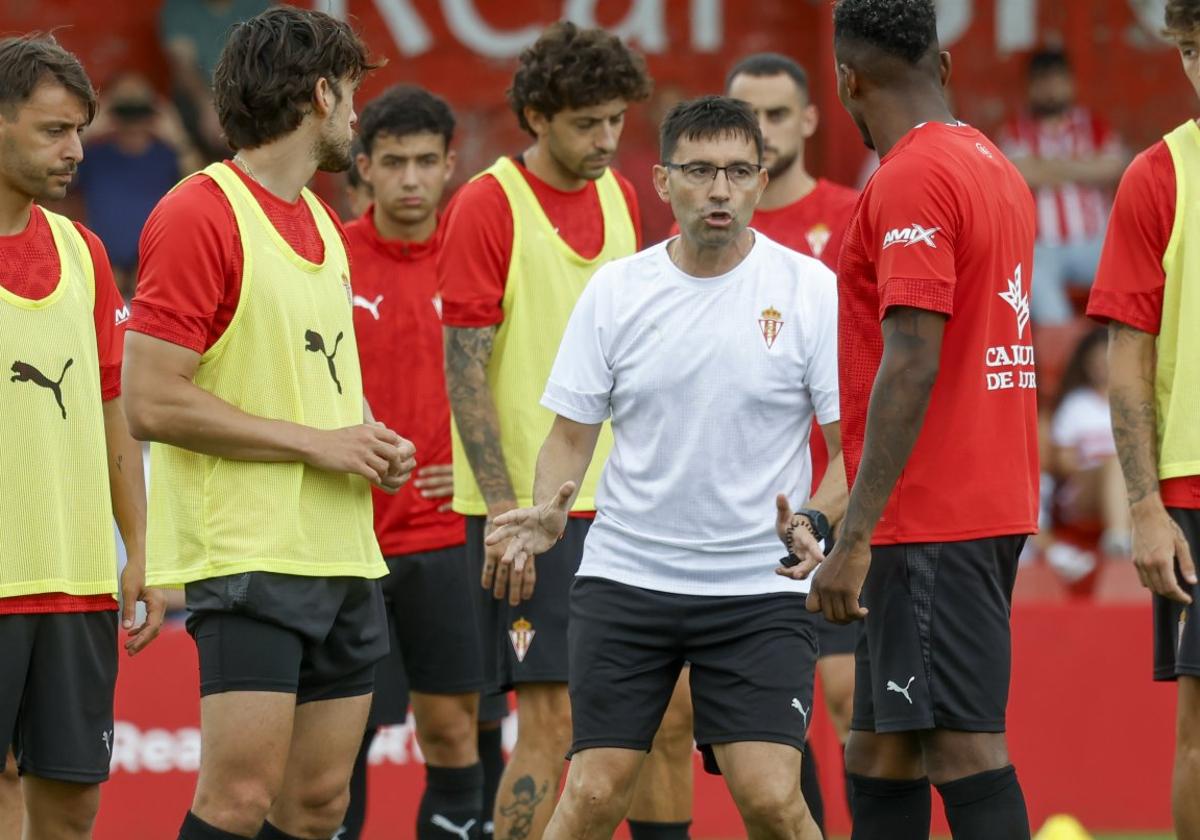 Garitano ordena a sus jugadores durante una de las sesiones de entrenamiento de esta pretemporada.