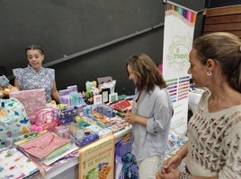 El festival se lleva a cabo en el entorno de El Llar con puestos y talleres.