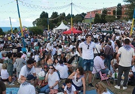 Miles de comensales llenaron el prau de San Antonio para disfrutar de la tarde.