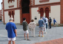 Los aficionados hicieron fila antes de que abriese la taquilla para adquirir sus localidades.