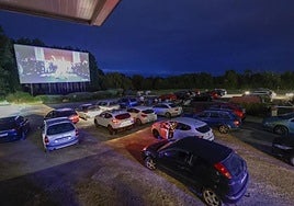 Coches disfrutando de una película en el autocine de Gijón