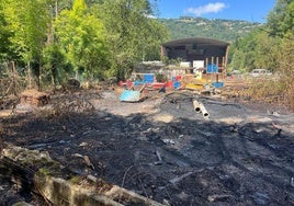Resultado del fuego intencionado en el almacén municipal de Sotrondio