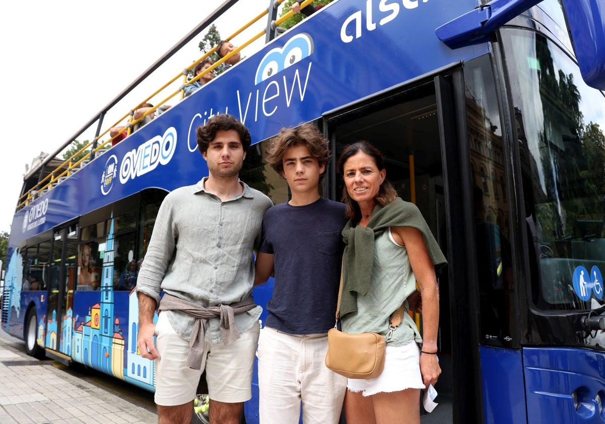 Imagen principal - Varios usuarios del bus.